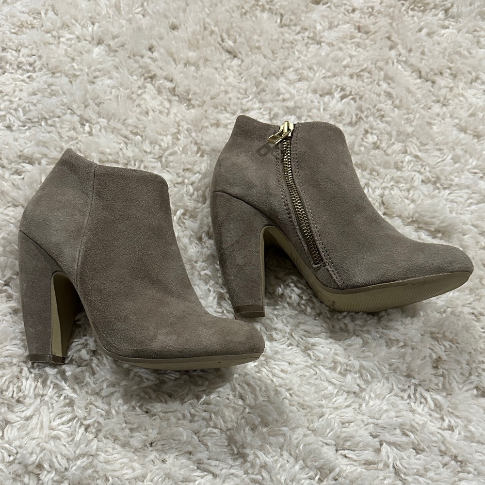 STEVE MADDEN Taupe Suede Ankle Booties with Gold Side Zip Detail Size 5.5
